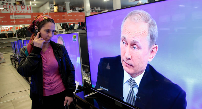 Vladimir Putin, en un televisor. Foto: AP Images.